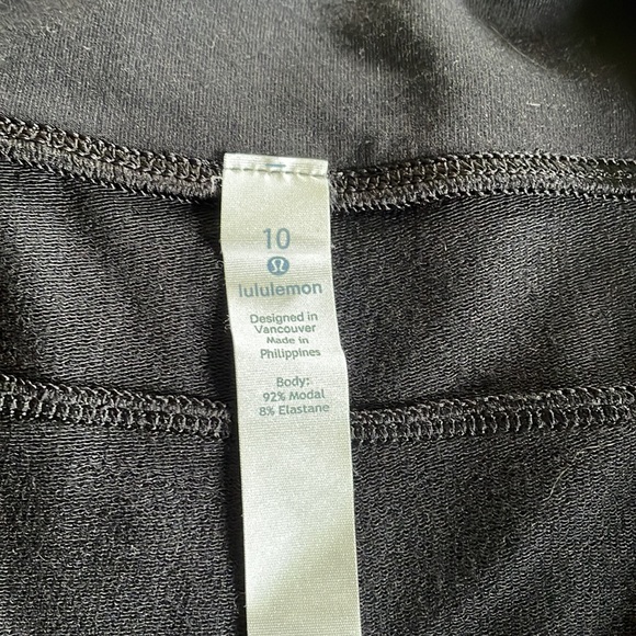 Lululemon Wide leg capri yoga pants. Size 10 - Picture 4 of 4